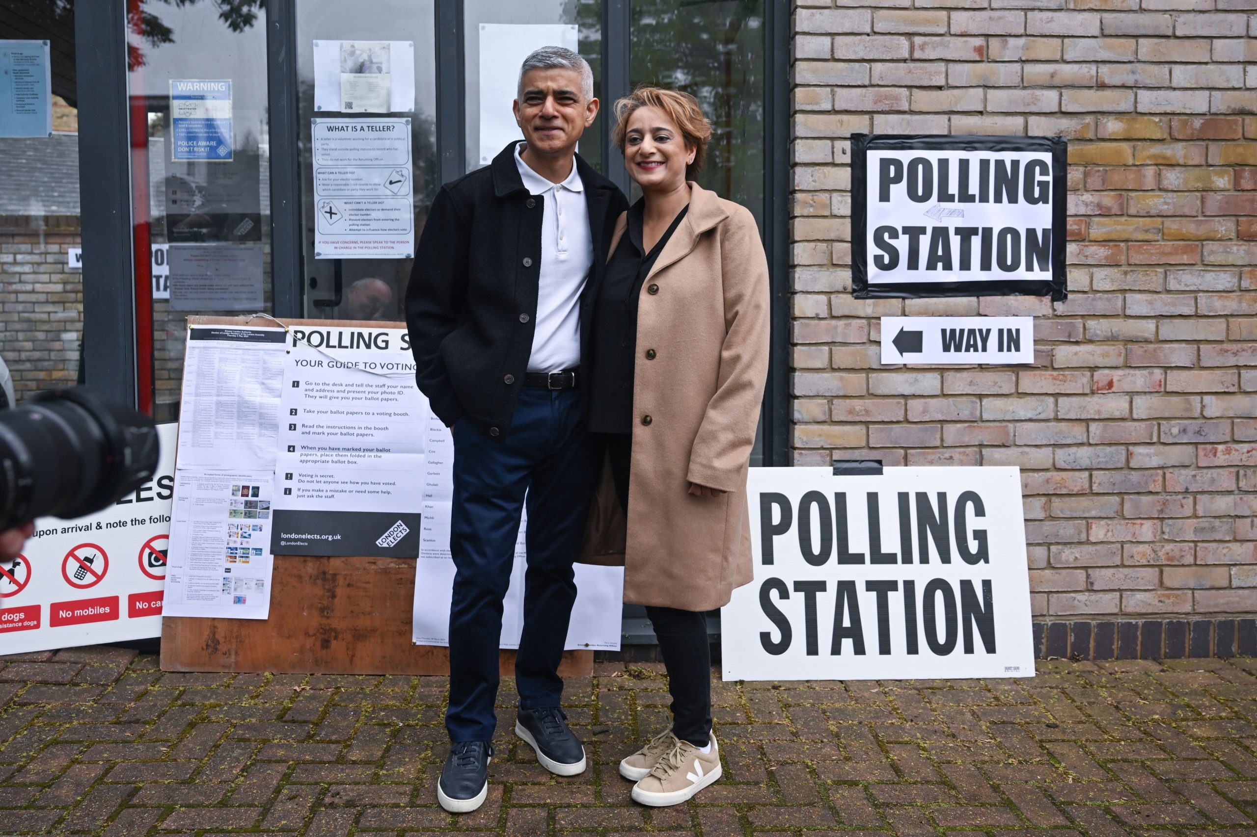 En Londres, se espera que Sadiq Khan, quien fue acompañado a la estación de votación por su esposa, Saadiya, se enfrente a un desafío de su rival conservadora Susan Hall